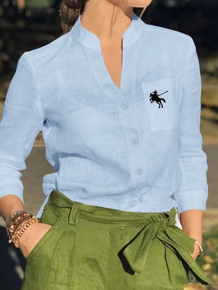 女士马术印花纯色休闲长袖衬衫，带口袋，适合日常穿着、度假、旅行、春秋冬季穿着。 - 藍色騎士印花 - 查看 1