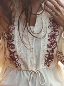 HERTALK Women In Bohemian Embroidered Blouses, Hippie Clothes, Mexican Peasant Shirts, And Traditional Bohemian Corset Blouses Round-Neck Embroidered Shirt - 米黃色 - 查看 3