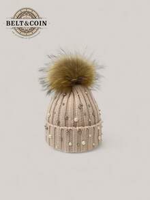 Ein Pack einfarbiger, winterlicher gestrickter Mützen mit abnehmbaren dekorativen Bommel. Breitkrempige, warme und stilvolle Beanies für Jugendliche mit gestreifter Fütterung. Warme Beanies für Herbst/Winter. Das perfekte Weihnachtsgeschenk. Gestrickte Bommel-Mützen für Herbst/Winter. Warme Beanies für Frauen mit Kunstperlen-Verzierungen.