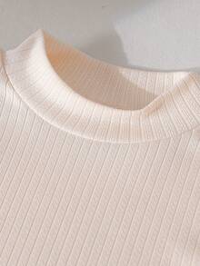 Conjunto de moda para niñas pequeñas de 3 piezas: Camiseta de cuello alto + Chaleco con ribete de encaje + Falda plisada con ribete de encaje