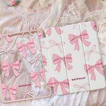 这款精美可爱的卡通粉色蝴蝶结字母双面彩绘亚克力透明水晶背壳，防震设计，适用于 iPad 第七代、第八代（10.2 英寸）和第十代。内置笔槽，支持睡眠唤醒功能/多种折叠支架方式。是节日和新年的馈赠佳品。 - 彩色 - 查看 2