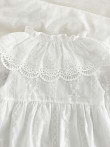 女婴蕾丝领长袖连体衣