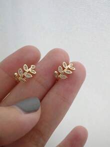 2pcs/1 Set Gold-Colored Leaf Shaped Clip-On Earrings For Women, Adjustable And Comfortable Non-Pierced Design; Lightweight And Simple Style Suitable For Daily Wear, Parties, Photos, Travel, And Halloween Outfits; Elegant Leaf Element Adds A Stylish Touch To Any Look; Perfect Accessory For Date Nights, Festive Events, And Casual Outfits; Great Small Gift For Women, Friends, And Sisters - 金色 - 查看 2