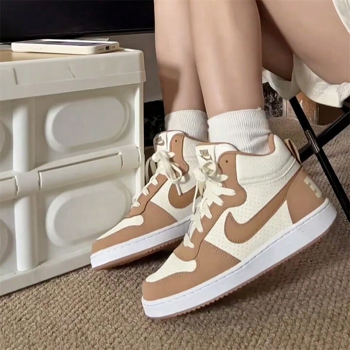 Nike Nike New High-Top Versatile Leg-Lengthening Women's Skateboarding Shoes, COURT Comfortable Lightweight Fashionable Casual Shoes, Retro Beige Brown College Style Skateboard Shoes, Niche Design HV1806-121