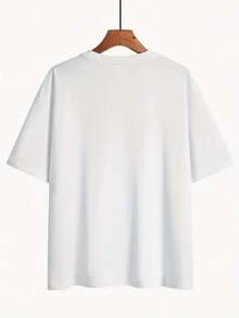 Camiseta con estampado Romantic y frase I live in the moment, ideal para amantes del romanticismo. Camiseta oversized para damas en colores blanco y negro con estampados de letras, flores y anime. Diseño trendy combinado con elementos de estampado, estilo casual, con función de adelgazar, pieza básica y versátil, divertida y ideal para atuendo diario, vacaciones y looks callejeros.