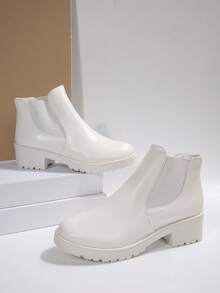 Ein Paar schwarze Kunstleder Ankle Boots mit Nieten-Schnallenverschluss, lässig-schicker Stil, ideal für den täglichen und Straßenmode-Anlass, ganzjähriger Komfort, langanhaltend und