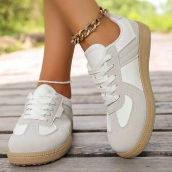 Tenis blancos para mujer, nuevos zapatos planos casuales de otoño con cordones, versátiles zapatos de skate estudiantiles, tenis de cuero populares