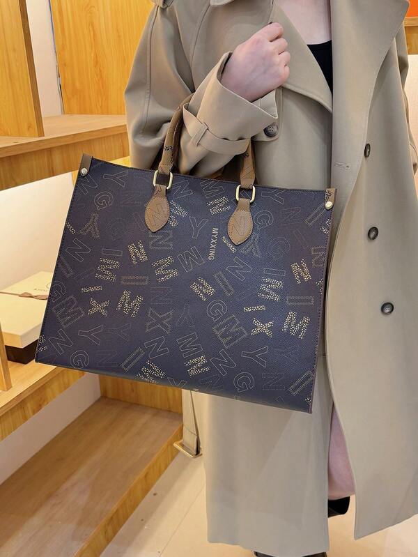 حقيبة يد كبيرة السعة مطبوع عليها حرف بألوان متباينة، حقيبة نسائية