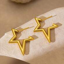 1 par de pendientes asimétricos con forma de pentagrama de acero inoxidable dorado, adecuados como regalo para mujeres y pueden usarse de manera casual