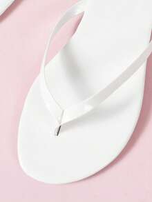Tongs plates pour femmes grandes tailles, sandales décontractées de style romain tressé, convenant au printemps et à l'été, pouvant être associées à des robes, adaptées pour la plage, l'Plat et autres occasions. Les couleurs incluent le blanc, le beige, le noir, l'orange, le jaune, le violet, le gris, l'or, l'argent, le bleu, le vert, le rose rouge, le marron, l'imprimé léopard, le bleu marine, le strass, la boucle, le canvas, confortables et polyvalentes. - Blanc - Voir 6