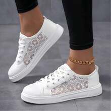 New Women's Shoes With Patchwork Lace Print [Lightweight EVA Sole] Breathable PU Upper With Patchwork Lace Design, Fashionable Casual Shoes. Versatile Low-Cut Flats, Hollowed-Out Breathable Lace-Up White Sneakers. Student Flats, Lightweight Travel Shoes, Flat Soles, Low-Top Shoes For All Seasons.