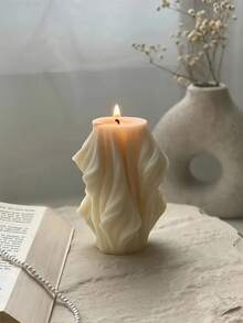 La vela de aromaterapia es una pequeña vela con forma de onda giratoria. Puede ser un candelabro para una boda romántica. Es una elegante vela de aromaterapia para interiores, también es excelente como vela de aromaterapia para el baño y es un regalo perfecto para las chicas.