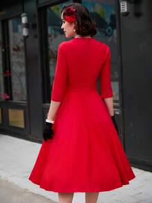 Vestido midi de baile estilo años 60 con cuello de corazón y vuelo en color rojo rosa vintage