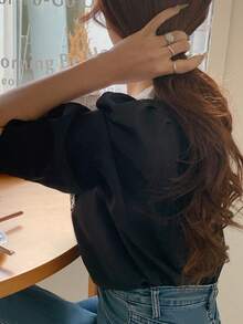 Blusa casual feminina com estampa floral e gola bordada, minimalista e moderna para uso diário - Preto - Ver 3