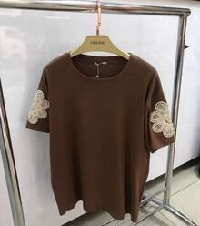 Basic T-Shirt With Flower Detail On The Sleeve, Summer - 棕色 - 查看 2