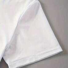 Camiseta con estampado Romantic y frase I live in the moment, ideal para amantes del romanticismo. Camiseta oversized para damas en colores blanco y negro con estampados de letras, flores y anime. Diseño trendy combinado con elementos de estampado, estilo casual, con función de adelgazar, pieza básica y versátil, divertida y ideal para atuendo diario, vacaciones y looks callejeros.