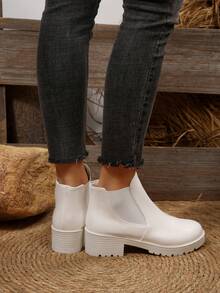 Ein Paar schwarze Kunstleder Ankle Boots mit Nieten-Schnallenverschluss, lässig-schicker Stil, ideal für den täglichen und Straßenmode-Anlass, ganzjähriger Komfort, langanhaltend und