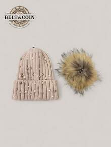 Ein Pack einfarbiger, winterlicher gestrickter Mützen mit abnehmbaren dekorativen Bommel. Breitkrempige, warme und stilvolle Beanies für Jugendliche mit gestreifter Fütterung. Warme Beanies für Herbst/Winter. Das perfekte Weihnachtsgeschenk. Gestrickte Bommel-Mützen für Herbst/Winter. Warme Beanies für Frauen mit Kunstperlen-Verzierungen.