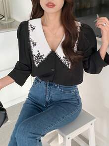 Blusa casual feminina com estampa floral e gola bordada, minimalista e moderna para uso diário - Preto - Ver 4