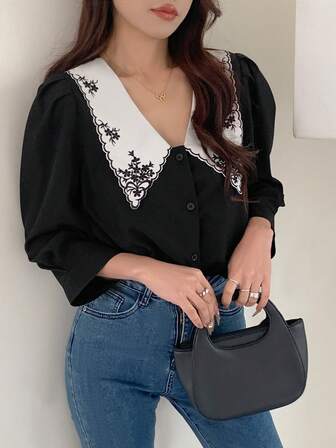 Damen Farbblock Bluse mit floraler Stickerei am Kragen, minimalistisch und modisch für den Alltag