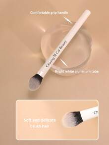 1支极简轮廓刷，柔软灵活的拇指形斜面设计，适用于黑眼圈、雀斑、痘疤、鼻唇沟等部位。可用作化妆刷、粉底刷、遮瑕刷、腮红刷、修容刷、散粉刷等。 - 白色 - 查看 3