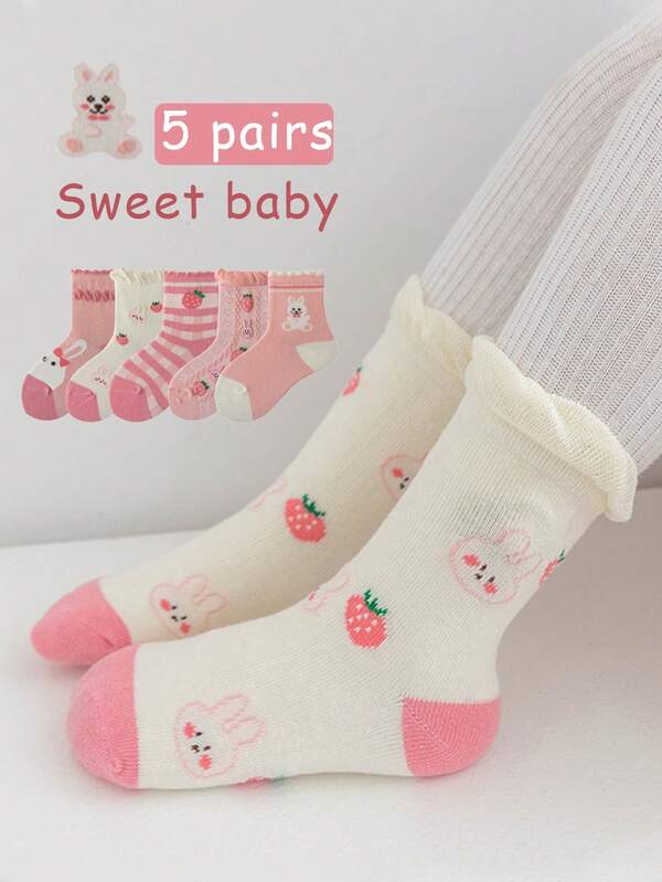 5 أزواج من جوارب بنات مطبوعة بالفراولة (من سن 1 إلى 12 سنة) - مناسبة للبنات الوردية الحلوة، جوارب ناعمة ومريحة تصل إلى منتصف الساق، بسيطة وشاملة، مناسبة للسفر والتنسيق اليومي