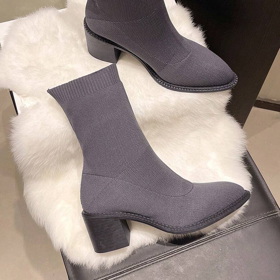 2025 Botas Elásticas Pretas Slim para Mulheres, Botas de Tornozelo de Salto Alto Grosso de Cor Sólida Cinza com Bico Fino, Estilo Ocidental de Botas Curtas, Outono/Inverno