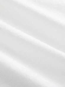 Camiseta con estampado Romantic y frase I live in the moment, ideal para amantes del romanticismo. Camiseta oversized para damas en colores blanco y negro con estampados de letras, flores y anime. Diseño trendy combinado con elementos de estampado, estilo casual, con función de adelgazar, pieza básica y versátil, divertida y ideal para atuendo diario, vacaciones y looks callejeros.