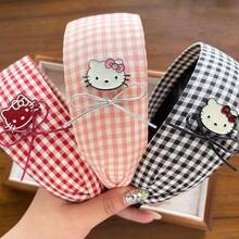 Sanrio Sanrio Hello Kitty Plaid Plaid Hairbands Damskie retro, pasujące akcesoria do włosów Słodki, studencki styl Modna i świeża szeroka opaska do włosów Prezent na Walentynki Codzienne noszenie Hello Kitty Kuromis Cinnamorolls My Melodys Pochaccos Pom Pom Purins (niektóre części mogą być losowe), obręcz do włosów