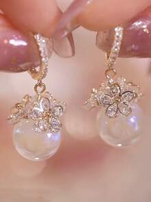 1 Pair Of Elegant Flower Designed Zirconia And Faux Pearl Pendant Earrings With Golden Finish, Perfect For Parties, Gifts, And Special Occasions, Suitable For Christmas, Halloween, Valentine's Day, And Mother's Day