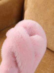 1 Pair Children's Fashionable Fluffy House Slippers, Warm And Comfortable Criss-Cross Slippers