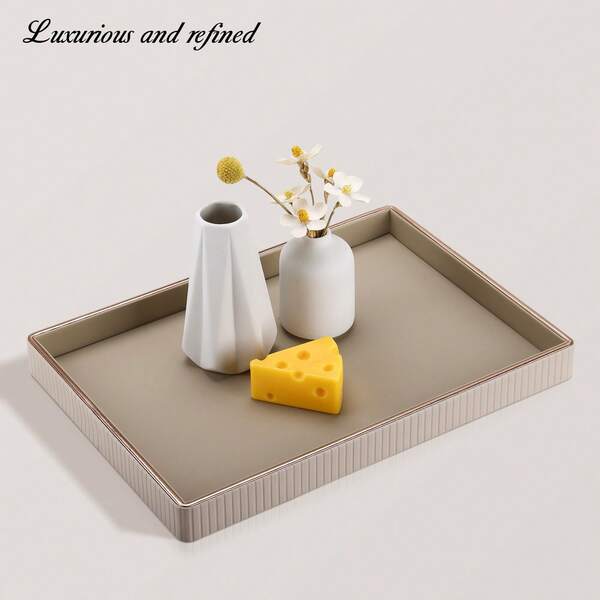 صندوق جلدي كبير مطلي بالذهب، مثالي لتخزين مستحضرات التجميل والعطور والمكياج على طاولة الزينة أو طاولة القهوة، يضيف لمسة من الأناقة إلى ديكور المطبخ وطاولة الطعام، يمكن استخدامه كصينية للفاكهة أو كقطعة ديكور مميزة في أي مناسبة، تصميم عصري يناسب جميع الأذواق، خيار رائع للهدايا في الأعياد والمناسبات الخاصة، يجمع بين الجمال والوظائف العملية، مثالي لتنظيم المساحات وإضفاء لمسة فاخرة على منزلك.