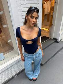 CroquiChic Women's Ribbed Bodysuit With Short Sleeves And Cutout On The Bust – Sexy And Versatile - 藏蓝色 - 查看 6