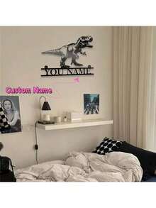 1件定制霸王龙金属墙饰牌 - 个性化姓名牌铁艺墙面装饰，适用于室内外家居装饰，是送给乔迁新居的恐龙爱好者的完美礼物，适合14岁以上人群，也可用于返校季和办公室装饰。