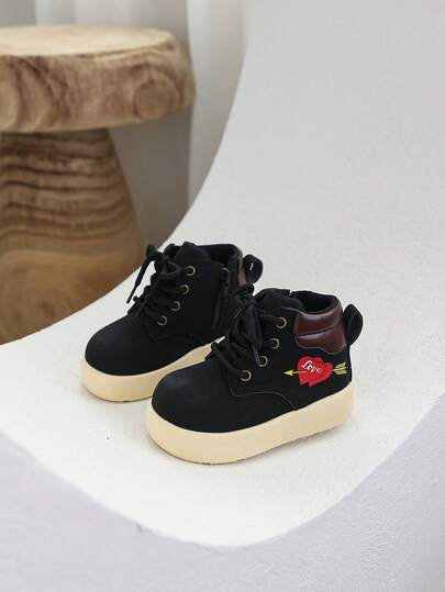 A Pair Of Children's Casual Boots, Leather Boots, With A Soft Leather Surface, Comfortable To Wear, Waterproof Upper, And Anti-Collision Toe Cap. Round-Headed Mid-Calf Boots, Suitable For Children's Outdoor Leisure Travel, Suitable For Spring Or Autumn