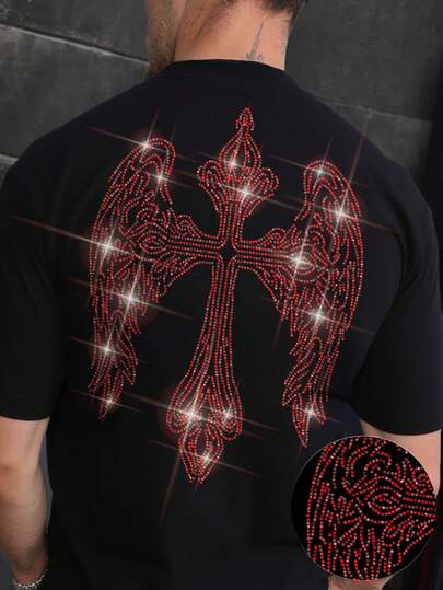 Camiseta de cuello redondo de manga corta casual y versátil con patrón de cruz de rhinestone para hombres, verano