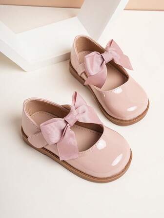 1 par flickskor med rosett och kardborreband i lackläder, lämpliga för alla årstider