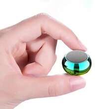 Mini bocina inalámbrica portátil con diseño compacto y moderno. Se conecta vía Bluetooth, ideal para escuchar música, ver videos o contestar llamadas con manos libres. Su tamaño pequeño permite llevarla fácilmente a cualquier lugar, ofreciendo sonido claro y práctico en todo momento. - AZUL Y VERDE - Ver 2