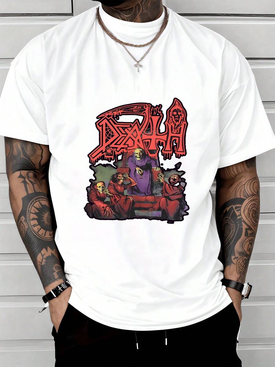 Herrschende Skelette und vermummte Gestalten, dunkle Symbole des Todes, des Mysteriums und der Bestattungsriten auf diesem schwarzen Rundhals-T-Shirt für Männer, ideal für einen lässig-schicken Look.