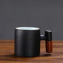 كوب قهوة لاتيه سيراميك ذو مقبض خشبي بتدرج اللون، كوب شاي ياباني ريفي بتباين في الحرق، كوب شاي للمكتب، كوب مشروبات للمنزل وتجمعات الأصدقاء، كوب ماء صغير للمطاعم والفنادق، هدية