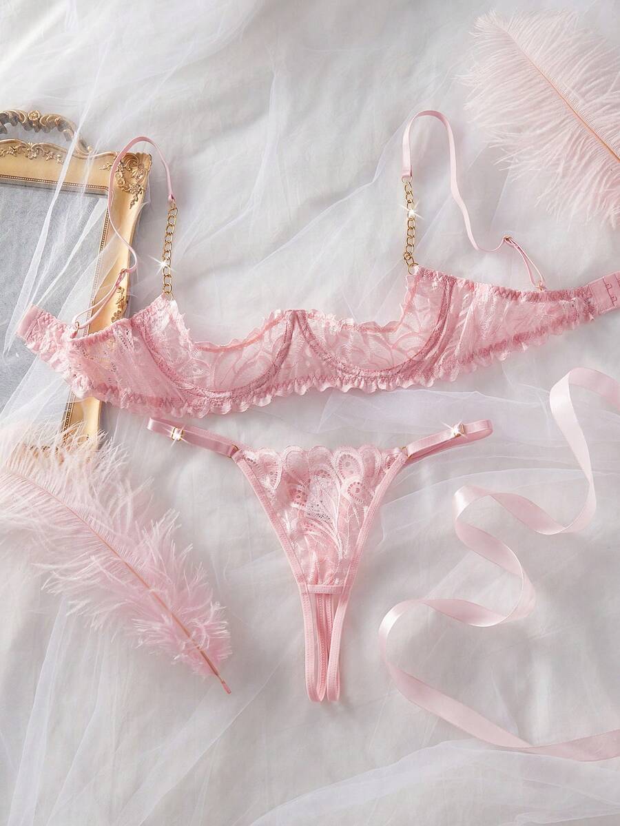 Sexy Women's Lace Underwire Bra With Metal Chain Decor Lingerie Set - Pink - View 1