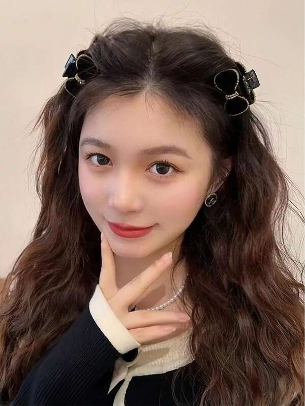 2 Stück elegante, süße schwarze Samt-Gold-Diamant-Haarspangen Set für Frauen, exquisit und luxuriös, geeignet für Pony und abstehende Haare, perfekt für süße und elegante Frisuren, ideal für den täglichen Gebrauch oder besondere Anlässe, um Ihren Look zu betonen.