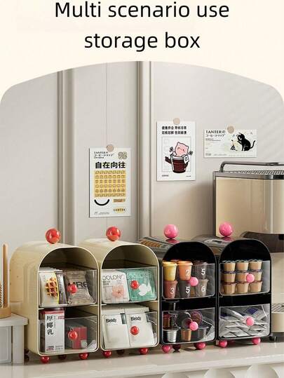 1个桌面收纳盒。采用PS+亚克力材质，质地透明，配有圆润的撞色把手，增添节日甜美感。透明抽屉让您一眼就能找到咖啡胶囊/滴滤咖啡包。