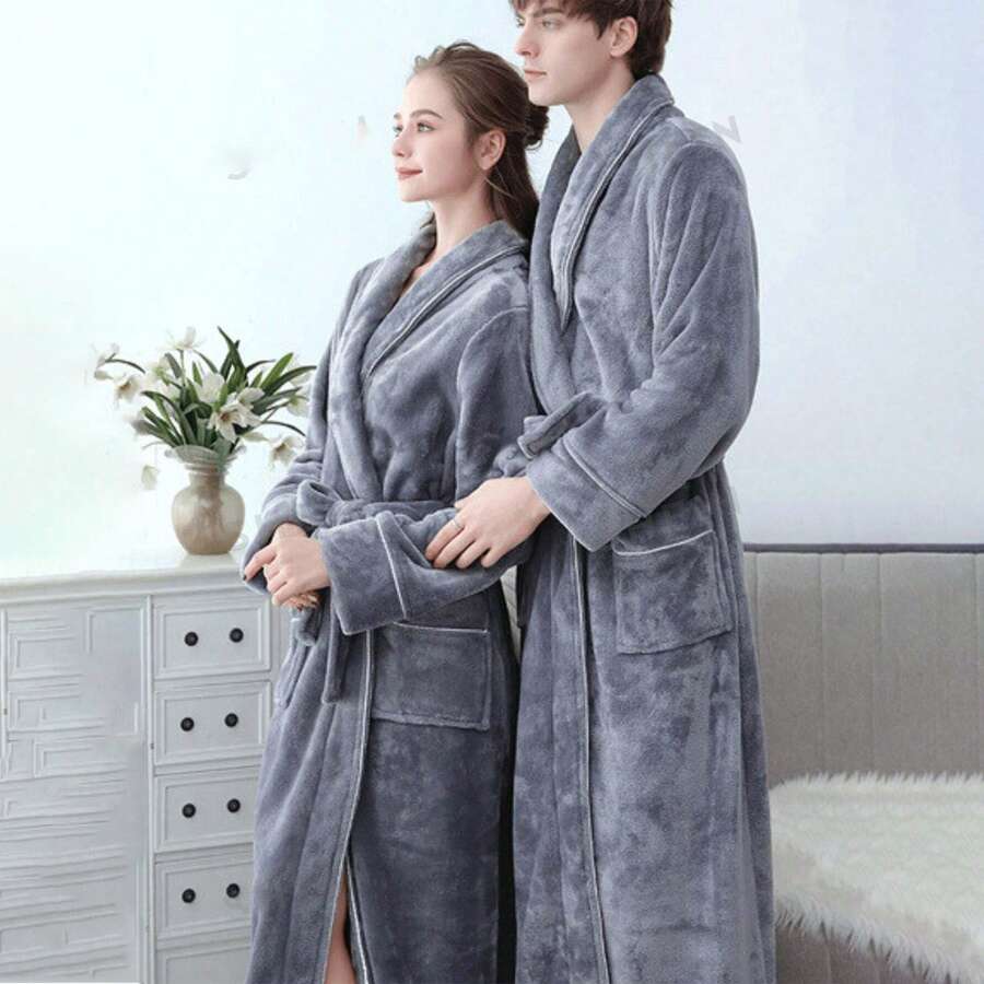 Un halat de baie de dimensiuni mari, potrivit atât pentru bărbați, cât și pentru femei, potrivit pentru purtare iarna, primăvara și toamna. Fără bor, este disponibil în două culori: gri și roz. Este un halat de baie confecționat din flanel gros și este potrivit pentru utilizare în băi și dormitoare. Poate fi purtat ca rochie sau pijama în timpul dușului și este, de asemenea, potrivit pentru cupluri sau familii, pentru a fi folosit ca halat de baie.