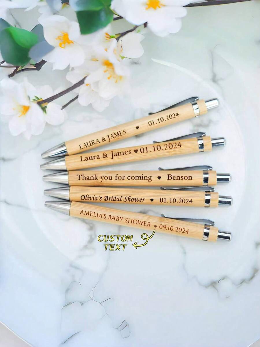 Bút khắc tên bằng tre và gỗ theo yêu cầu, món quà nhỏ gọn lý tưởng cho sinh nhật/kỷ niệm/ngày lễ. Khắc tên yêu thích của bạn và tạo nên trải nghiệm viết độc đáo! Thiết kế nhỏ gọn, đơn giản và thú vị, là món quà tuyệt vời dành cho bạn trai, bạn gái, người thân hoặc đồng nghiệp. Thích hợp làm hộp đựng đồ du lịch, quà tặng cho chồng.