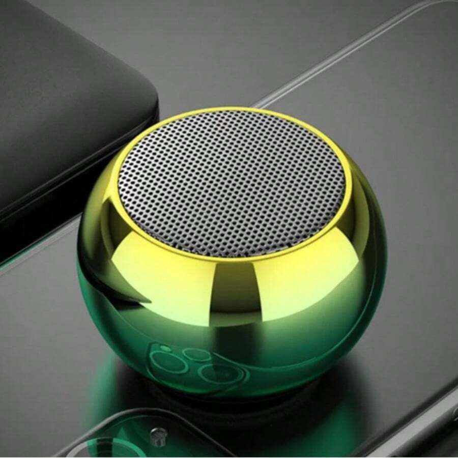 Mini bocina inalámbrica portátil con diseño compacto y moderno. Se conecta vía Bluetooth, ideal para escuchar música, ver videos o contestar llamadas con manos libres. Su tamaño pequeño permite llevarla fácilmente a cualquier lugar, ofreciendo sonido claro y práctico en todo momento. - AZUL Y VERDE - Ver 1