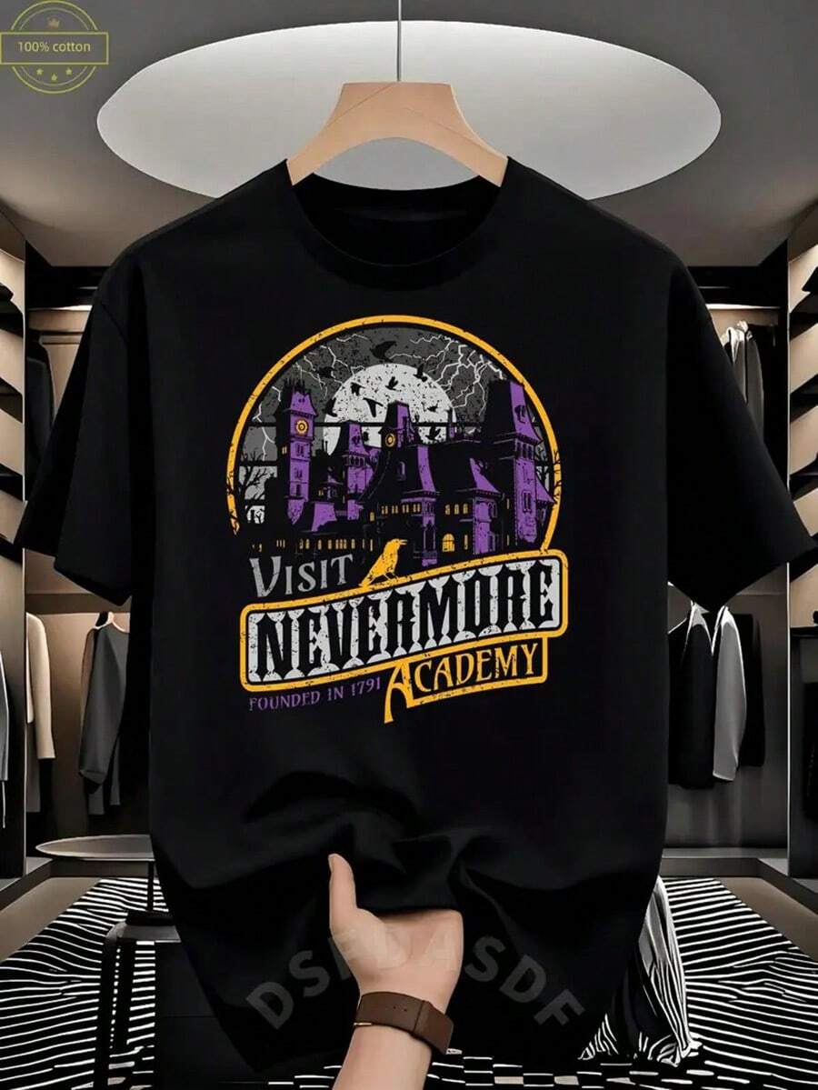 Nevermore Academy Gothic Horror T-Shirt - Nevermore Lettering & Raven House Design - Men's & Women's Heavyweight 200gsm Cotton Tee - Tim Inspired Vampire Academy Apparel - Spooky Halloween Outfit Essential - Limited Edition Creepy Lovers Shirt - Casual Round Neck Short Sleeve - Gothic Print For All Seasons - Perfect For Fans Of Dark Academia, Halloween T Shirts For Men,Nightmare Before Christmas,Christmas,Halloween Costumes,Funny T Shirts,Summer Outfits,Thanksgiving Day,Men Graphic Tees,Streetwear Men - 黑色 - 查看 1