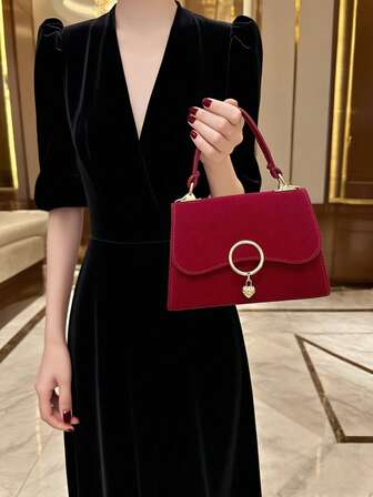 酒红色大号复古女士手提包，饰有心形吊坠和圆形装饰，优雅天鹅绒手拿包，配有可拆卸链条肩带，适合婚礼、舞会、圣诞节、情人节等场合。