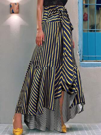 夏季新款休闲日常时尚，条纹腰带搭配不对称荷叶边裙。