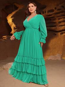 فستان بأكمام طويلة وياقة على شكل حرف V مع كشكشة متدفقة. مثالي لعشاء الأزياء الرسمية، حفلات الشركات الفاخرة، حفلات الخيرية الراقية، حفلات الزفاف الفاخرة، والمناسبات المسائية الحصرية